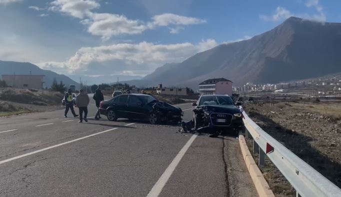 aksident-ne-rrugen-e-arbrit,-perplasen-2-automjete,-plagoset-nje-person