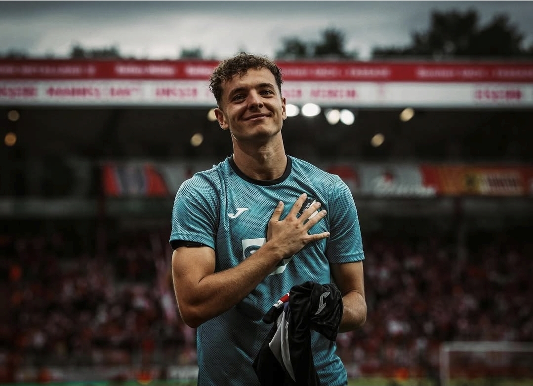 asllani-ne-mode/-ndiqet-nga-disa-ekipe-te-medha,-klubi-i-cakton-cmimin