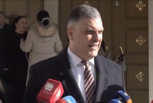 video/-festa-e-krishtlindjes,-tedi-blushi-me-mesazh-politik:-vitin-e-ardhshem-te-gjithe-shqiptaret-ta-festojne-ne-liri