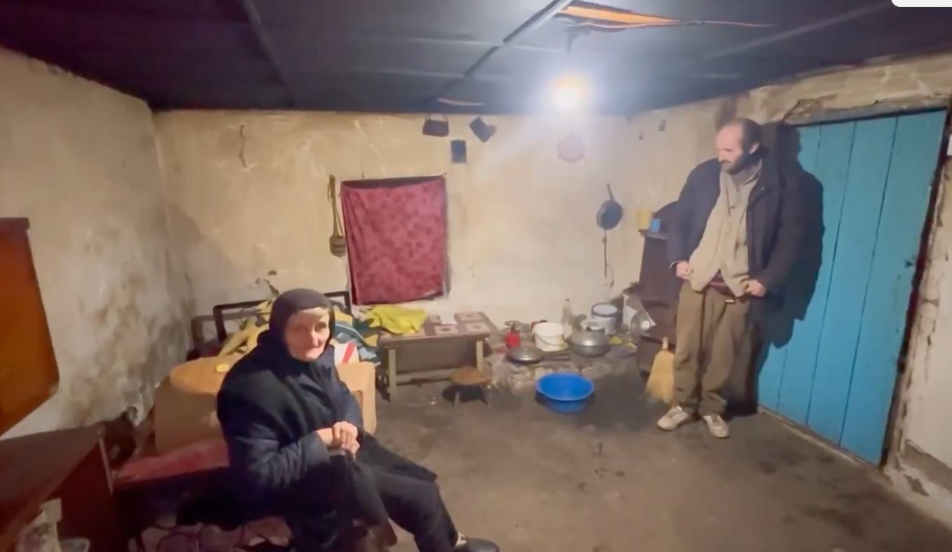 video/-jetonin-ne-varferi-ekstreme,-ndertohet-shtepi-e-re-per-nene-prenden-dhe-tre-djemte-e-saj-te-semure,-pas-transmetimit-te-rastit-ne-news24