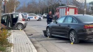 aksident-i-rende-ne-kamez!-dy-makinat-perplasen-me-njera-tjetren,-plagosen-4-persona