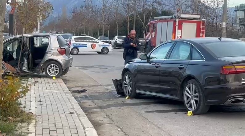 aksident-i-rende-ne-kamez!-dy-makinat-perplasen-me-njera-tjetren,-plagosen-4-persona