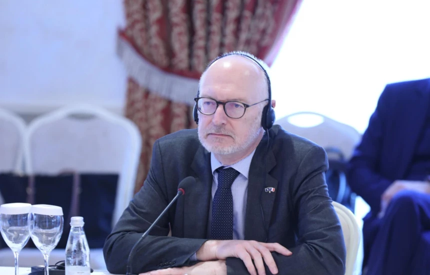 ambasadori-francez:-ne-kosove-duhet-nje-qeveri-me-te-cilen-ne-mund-te-bashkepunojme