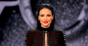 “ku-shkon-gjysme-e-zhveshur?”,-bleona-qereti-tregon-perplasjen-me-grabocken:-te-nesermen-isha-e-famshme