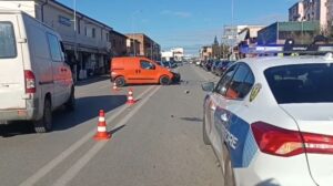 video/-aksident-i-rende-ne-unazen-e-lushnjes,-motocikleta-perplaset-me-makinen,-i-riu-ne-gjendje-kritike