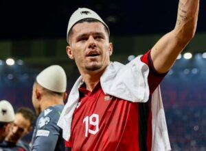 momentet-e-para-si-baba,-behet-virale-video-e-embel-e-mirlind-dakut-me-vajzen-e-sapolindur