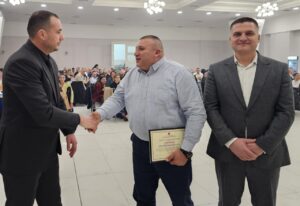 i-shpetoi-jeten-qytetarit-nga-djegia-pas-shperthimit-te-molotovit-ne-protesten-e-pd,-efektivi-nderohet-me-cmim