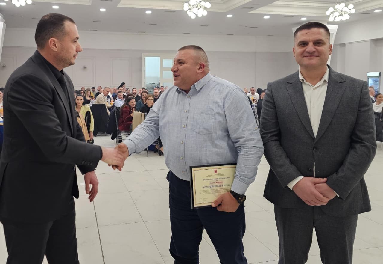 i-shpetoi-jeten-qytetarit-nga-djegia-pas-shperthimit-te-molotovit-ne-protesten-e-pd,-efektivi-nderohet-me-cmim