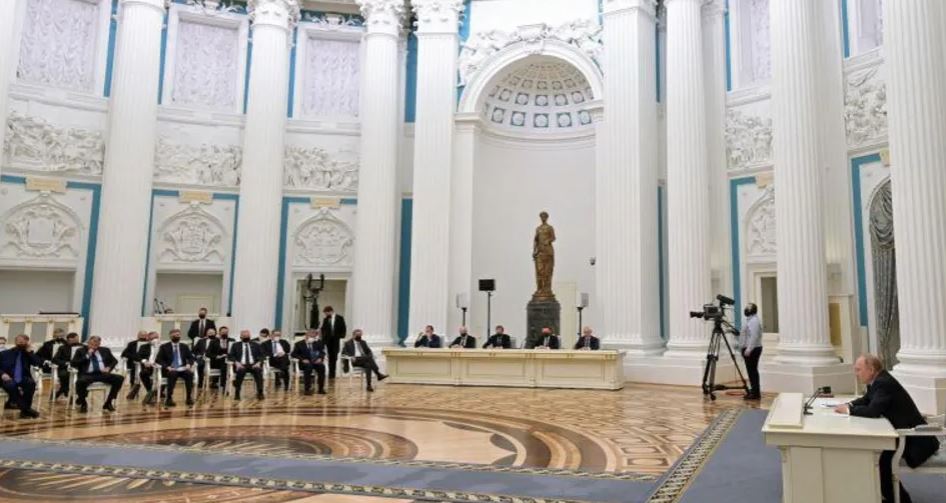 te-pasur-dhe-pa-ze,-analiza-e-bbc:-si-i-ka-mbajtur-putini-miliarderet-e-rusise-ne-anen-e-tij-gjate-luftes