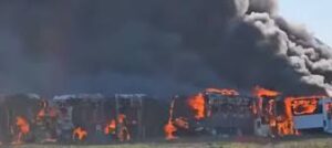 zjarri-ne-parkun-e-autobuseve-ne-durres,-policia-jep-detaje:-u-dogjen-8-autobuse.-flaket-u-shkaktuan-nga…