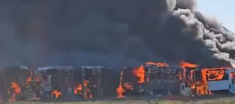 zjarri-ne-parkun-e-autobuseve-ne-durres,-policia-jep-detaje:-u-dogjen-8-autobuse.-flaket-u-shkaktuan-nga…