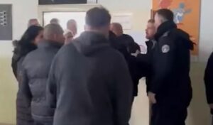“me-tregon-ti-mua…”/-perleshje-verbale-mes-votuesve-ne-zheger-te-kosoves,-nderhyn-policia-(video)