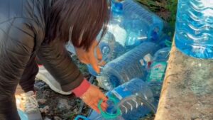 video/-vlora-thahet-per-uje,-qytetaret-me-bidone-ne-duar-presin-ne-radhe.-pamjet-e-rikthejne-qytetin-bregdetar-disa-dekada-pas