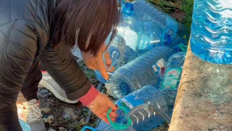 video/-vlora-thahet-per-uje,-qytetaret-me-bidone-ne-duar-presin-ne-radhe.-pamjet-e-rikthejne-qytetin-bregdetar-disa-dekada-pas