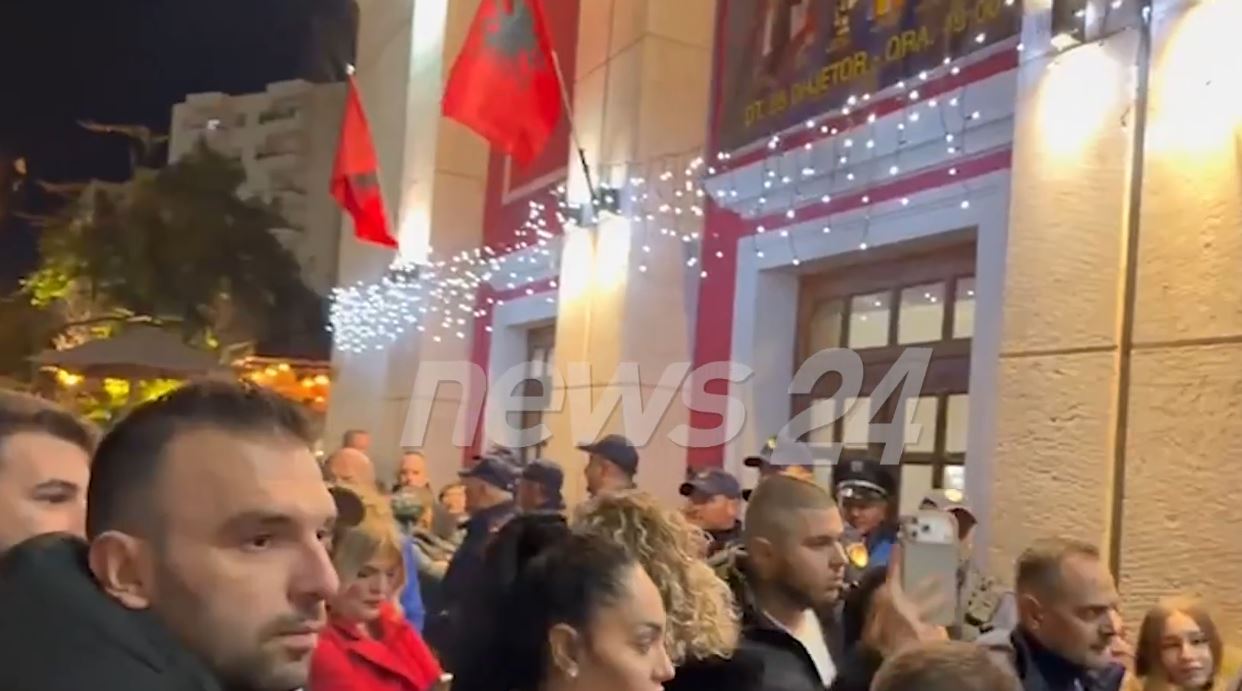 prag-festave-te-fundvitit,-vlora-pa-uje/-banoret-paralajmerojne-serish-proteste-neser-para-bashkise