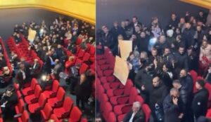 “poshte-qeveria”/-me-bidone-ne-duar-dhe-thirrjet-“duam-uje”,-momenti-kur-protestuesit-futen-brenda-teatrit-dhe-nderpresin-shfaqjen-ne-vlore-(video)