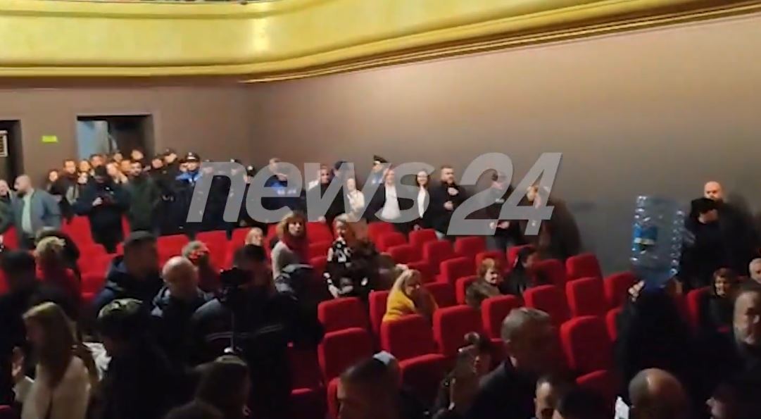 vlora-disa-dite-pa-uje-te-pijshem/-banoret-nisin-protesten,-hyjne-me-bidone-ne-teatrin-“petro-marko”-dhe-nderpresin-shfaqjen-(video)
