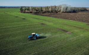 nuk-ndalet-renia-e-bujqesise-dhe-industrise,-rritja-po-vjen-nga-sektore-te-paqendrueshem