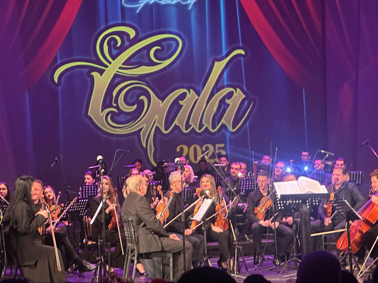 keshilli-bashkiak-elbasan-nderon-figura-te-shquara-me-titullin-“qytetar-nderi”,-mes-tyre-edhe-ish-kryeredaktorin-e-gazetes-“panorama”-te-ndjerin-aristir-lumezi