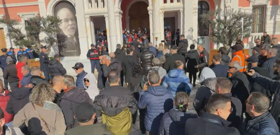 vlora-pa-uje,-protestuesit-veze-dhe-letra-higjenike-drejt-bashkise