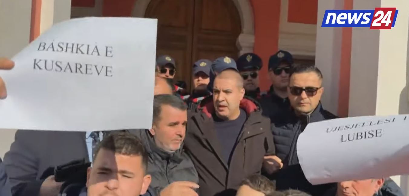 “bashkia-e-kusareve,-ujesjellesi-i-lubise”/-vlonjatet-kerkojne-uje,-tentojne-te-hyjne-ne-bashki,-thirrje-policise:-jeni-vellezerit-tane!-hapni-rrugen