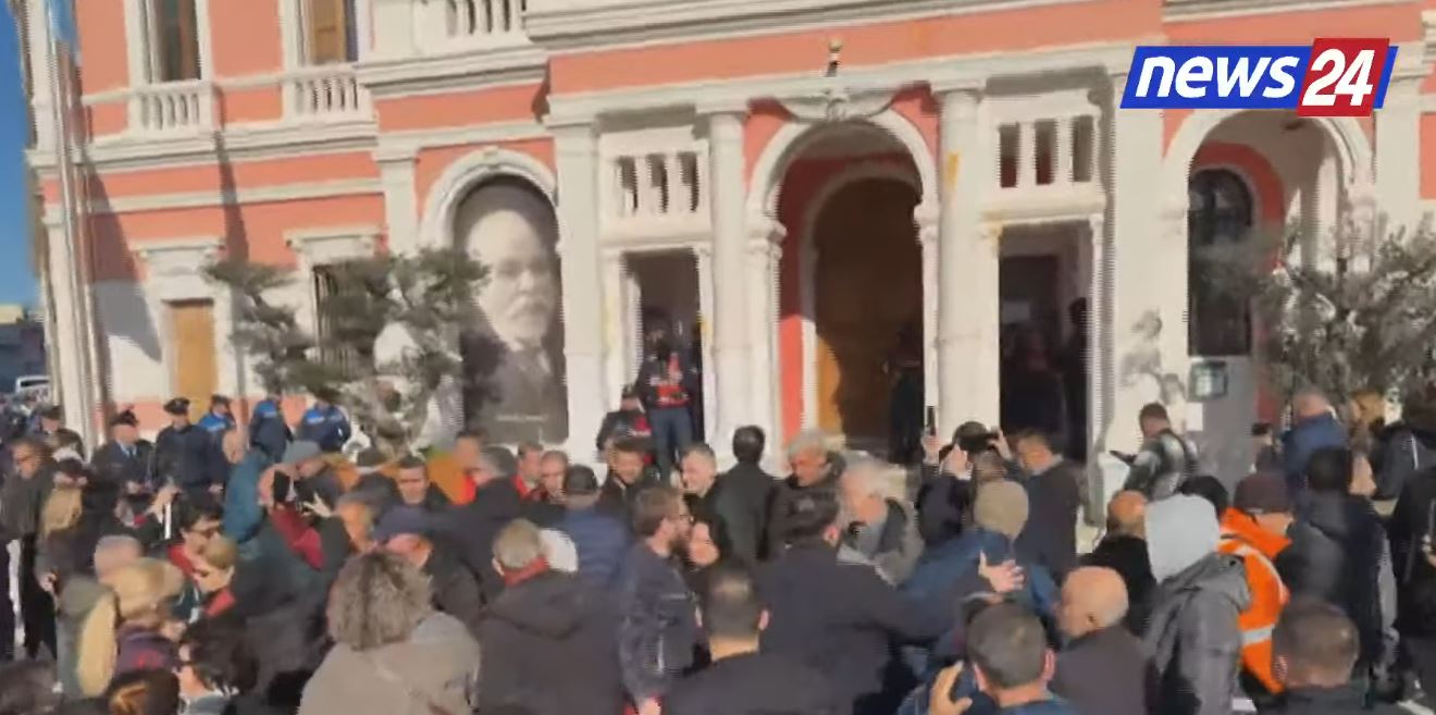 “le-te-vije-edhe-belinda,-kucedra…”/-5-dite-pa-uje,-banoret-proteste-ne-vlore:-ose-te-vije-rama-ne-vlore,-ose-t’i-shkojme-poshte-zyres