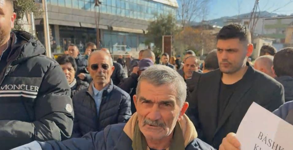 “i-vrafte-zoti,-jemi-prag-epidemie”,-qytetaret-te-revoltuar-ne-vlore:-vodhen-50-mln-euro-investime,-te-japin-llogari-ose-do-bllokojme-akset-kryesore