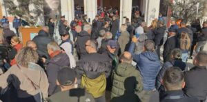 “kujt-t’i-kerkojme-llogari?-balluku-nen-hetim-si-hajdute-me-cizme”,-nen-drejtori-i-policise-vlore-tenton-te-negocioje,-protestuesit:-s’largohemi-nga-sheshi-pa-ardhur-mersini