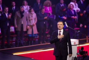 triumfoi-ne-zgjedhje,-albin-kurti-falenderon-qytetaret:-u-angazhuat-pa-kursim-per-fitoren-e-vetevendosjes!-na-prifte-e-mbara