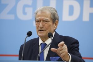 vlonjatet-ne-proteste-per-ujin-e-pijshem/-“po-perjetoni-padrejtesi!”,-berisha:-reagim-dinjitoz!-ua-zute-ne-fyt-‘galane’-zyrtareve