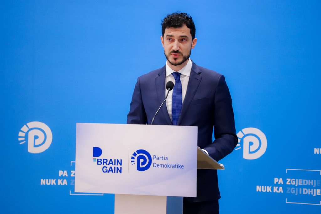 andi-mustafaj:-nje-rrugetim-qe-provoi-se-politika-mund-te-behet-ndryshe,-bilanci-i-tre-viteve-te-departamentit-brain-gain