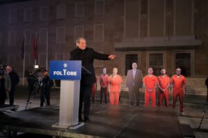 “vlora-ne-situate-dramatike-me-ujin”,-berisha:-vlonjatet-ia-ngecen-ne-fyt-mbremjen-gala,-i-perzune-hajdutet-nga-salla-ku-festonin!