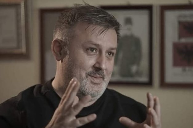 albin-kurti-si-sfide-per-politiken-shqiptare