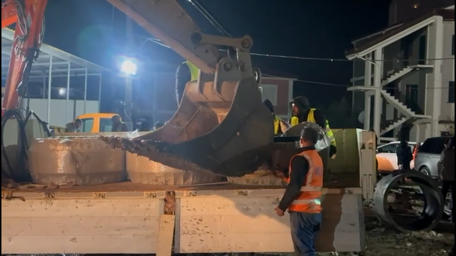 video/-vlore,-nis-riparimi-i-tubacionit-kryesor-te-furnizimit-me-uje-pas-mberritjes-se-pjeseve-hidraulike