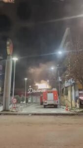 policia-e-vlores-feston-me-fishekzjarre-ardhjen-e-ujit-me-autobot!