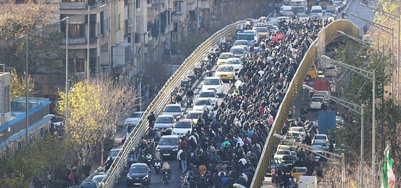 shperthejne-protestat-ne-teheran-per-shkak-te-krizes-ekonomike