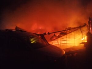 zjarri-shkrumbon-nje-kioske-dhe-dy-automjete-ne-aksin-librazhd-perrenjas,-dyshohet-per-zjarrvenie-te-qellimshme