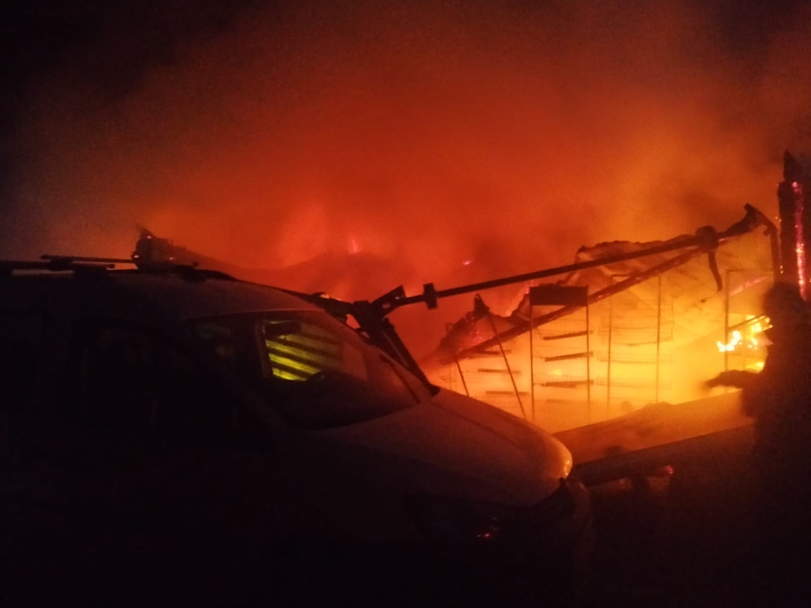 zjarri-shkrumbon-nje-kioske-dhe-dy-automjete-ne-aksin-librazhd-perrenjas,-dyshohet-per-zjarrvenie-te-qellimshme