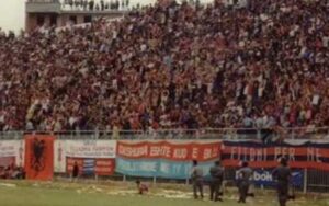 “stadiumi-‘vojo-kushi’-regjistroi-nje-tjeter-rekord-spektatoresh-nga-prania-e-rekordmenit-boteror,-kinezit-ni-chin-chin,-i-cili-kishte-kerkuar-qe-tifozet…”/-historia-e-panjohur-e-“loro-boricit”-ne-70-vite