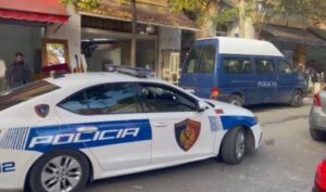 sulmoi-me-sende-te-forta-ne-rruge-dy-gra,-e-peson-34-vjecari-ne-berat