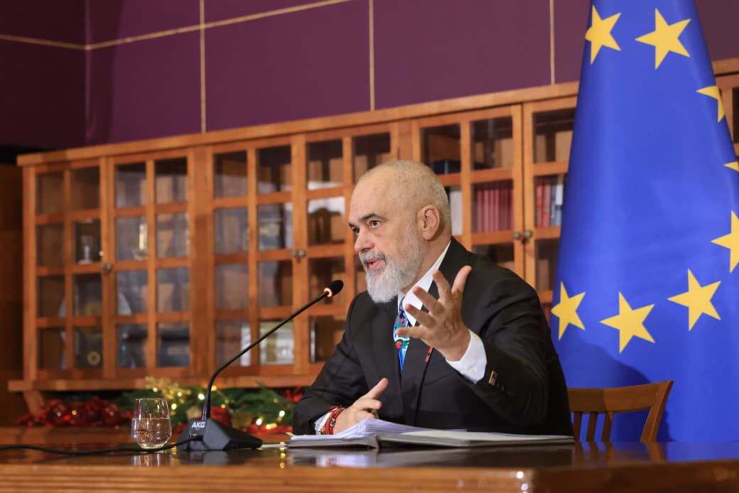 flaket-shkrumbuan-mijera-hektare-pyje-gjate-veres,-rama:-do-te-blejme-2-avione-zjarrefikes-ne-2026-per-sigurine-dhe-mbrojtjen-nga-zjarret