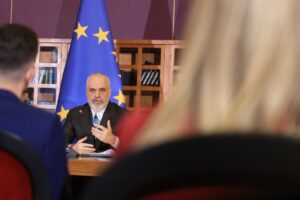 pse-mazhoranca-s’po-ndjek-te-njejtin-standard-per-rastin-e-ballukut?-rama-acarohet-nga-pyetja-e-gazetarit:-ku-kerkon-te-dalesh?-cfare-problemi-ke-ti?-ku-e-ke-hallin?