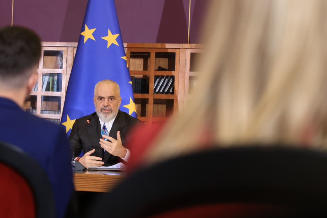 pse-mazhoranca-s’po-ndjek-te-njejtin-standard-per-rastin-e-ballukut?-rama-acarohet-nga-pyetja-e-gazetarit:-ku-kerkon-te-dalesh?-cfare-problemi-ke-ti?-ku-e-ke-hallin?