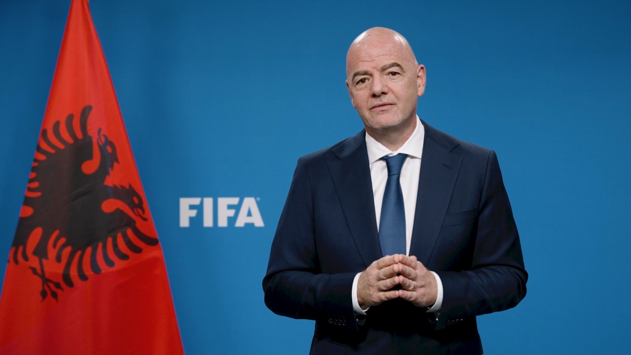 infantino-shpall-“revolucionin”-e-pozicionit-jashte-loje,-ja-si-pritet-te-ndryshoje-rregulli-perkates