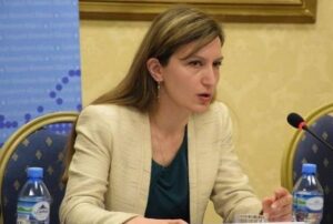 ish-bashkejetuesi-e-denoncoi-se-i-dogji-krevatin,-policia-ndalon-drejtoreshen-ne-ministrine-e-brendshme,-alma-bime.-e-kanoste-edhe-me-mesazhe