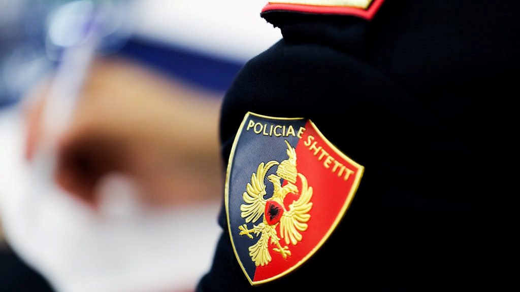 “garantuan-rendin-gjate-sezonit-turistik”/-punonjesit-e-policise-shperblehen-me-30-mije-leke-(vendimi)