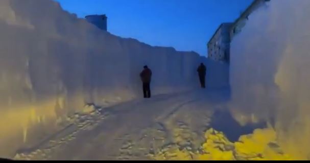 video/-dy-metra-bore,-rruget-e-kthyera-ne-korridore-akulli-dhe-temperatura-50-grade-celcius!-pamje-nga-stuhia-e-fuqishme-qe-perfshiu-arktikun