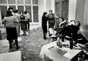 fotot/-festa-qe-e-prisnin-te-gjithe,-si-festohej-viti-i-ri-ne-shqiperine-e-varfer-gjate-diktatures-neper-lokale-dhe-ish-bllok!