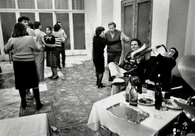 fotot/-festa-qe-e-prisnin-te-gjithe,-si-festohej-viti-i-ri-ne-shqiperine-e-varfer-gjate-diktatures-neper-lokale-dhe-ish-bllok!