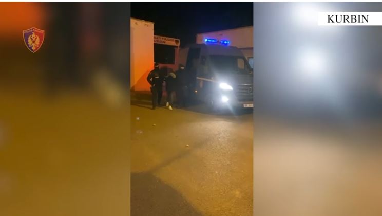 levizte-i-dehur-dhe-i-armatosur-me-kallashnikov-dhe-terrorizonte-qytetaret,-arrestohet-i-riu-ne-kurbin